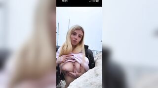 Esce le tette su Whatsapp per il suo finto fidanzato