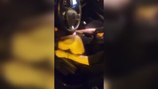 Marilena di Pescara fa sex car e mostra la passera senza mutandine
