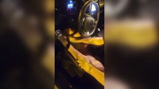 Marilena di Pescara fa sex car e mostra la passera senza mutandine