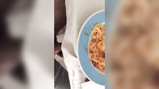 Moglie puttana mi succhia l'uccello d sotto la tovaglia